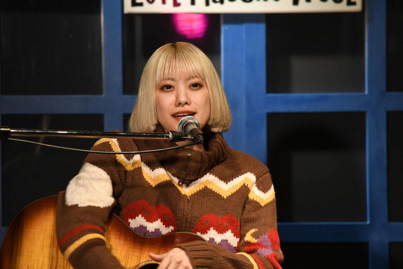 弾き語り＆トークイベント「いつぶりやねんオカン！」を開催した岸本ゆめの（撮影・阪口孝志）