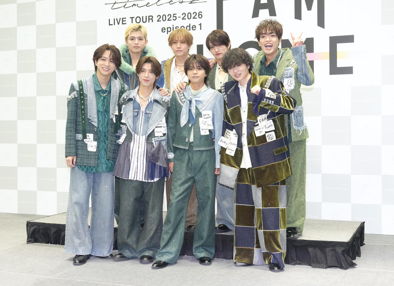 公演を前に囲み取材に応じたtimelesz。前列左から寺西拓人、松島聡、佐藤勝利、菊池風磨、後列左から篠塚大輝、橋本将生、猪俣周杜、原嘉孝（撮影・足立雅史）