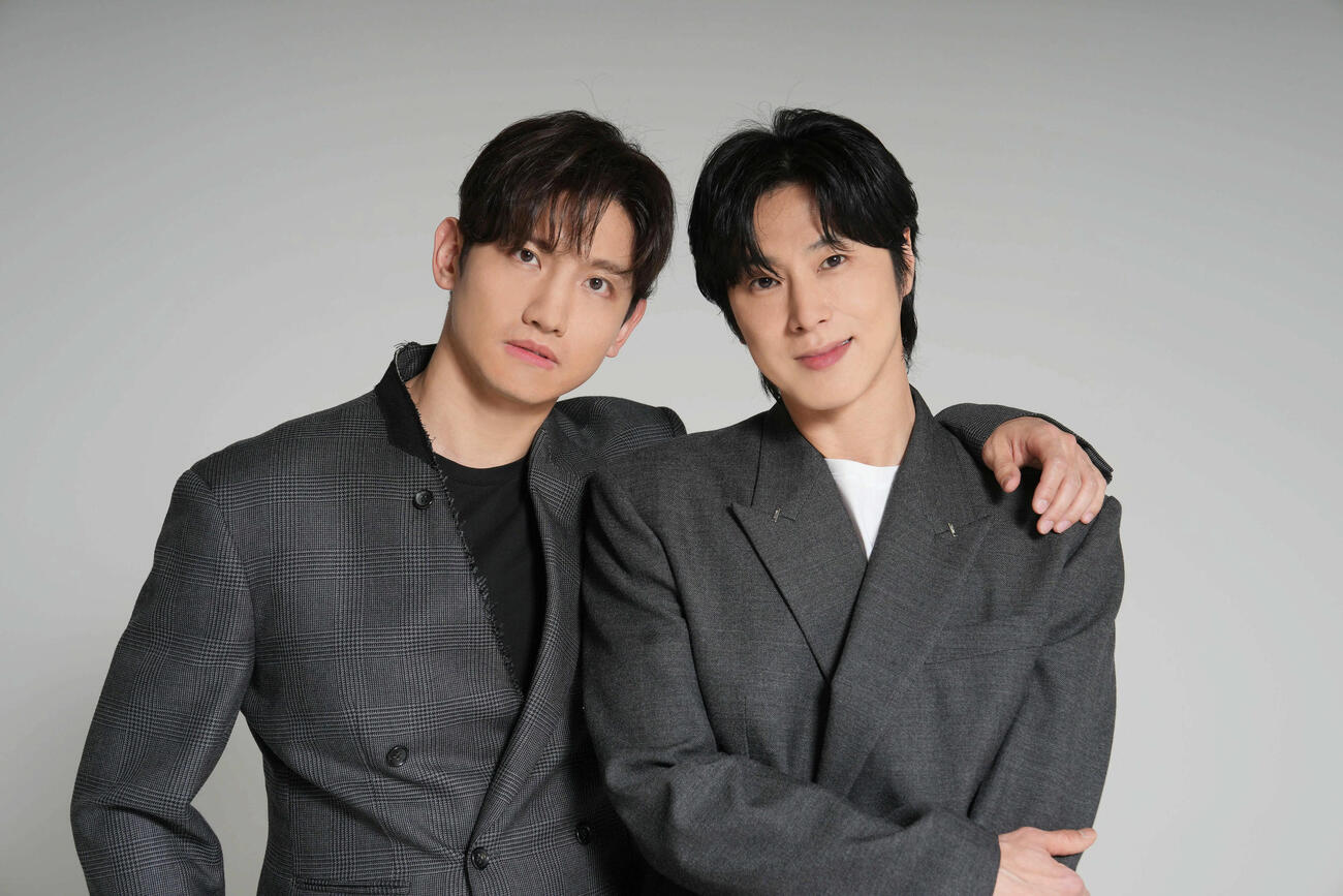 東方神起のチャンミン（左）とユンホ（2025年2月撮影）