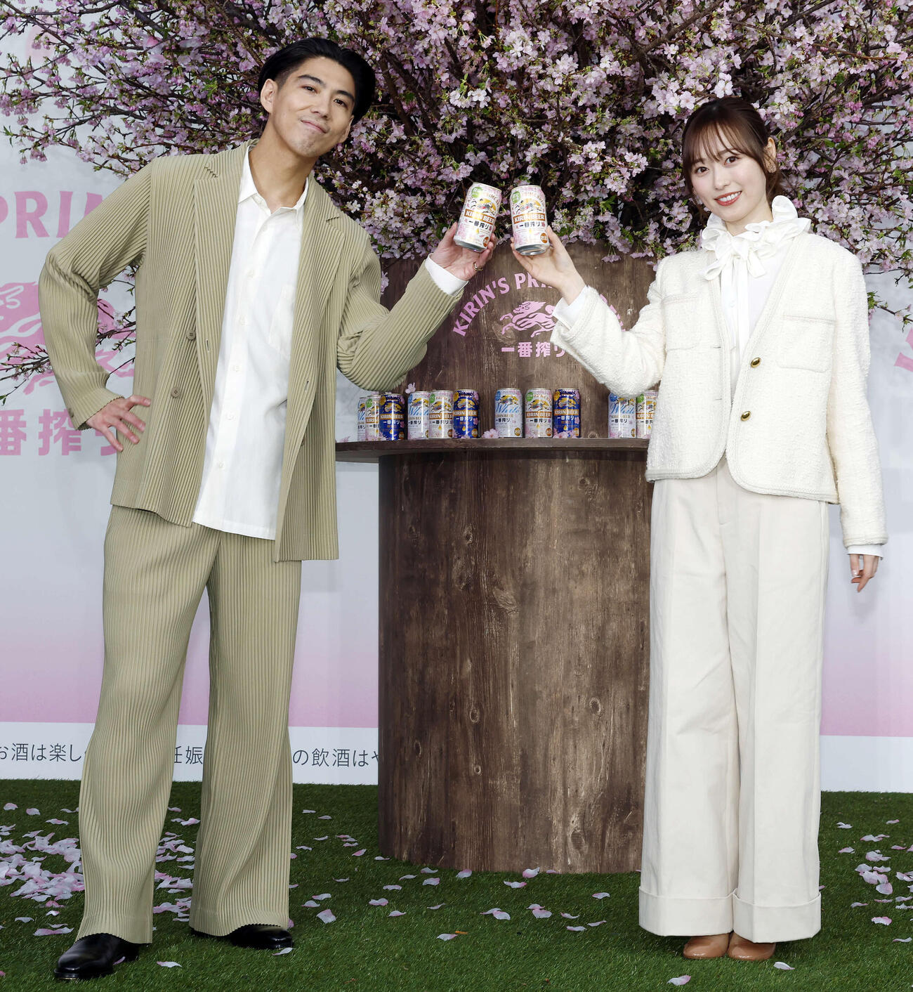 「『一番搾り』冬のお花見体験会」オープニングPRイベントに登壇し、フォトセッションを行った賀来賢人（左）と福原遥（撮影・山本朝陽）