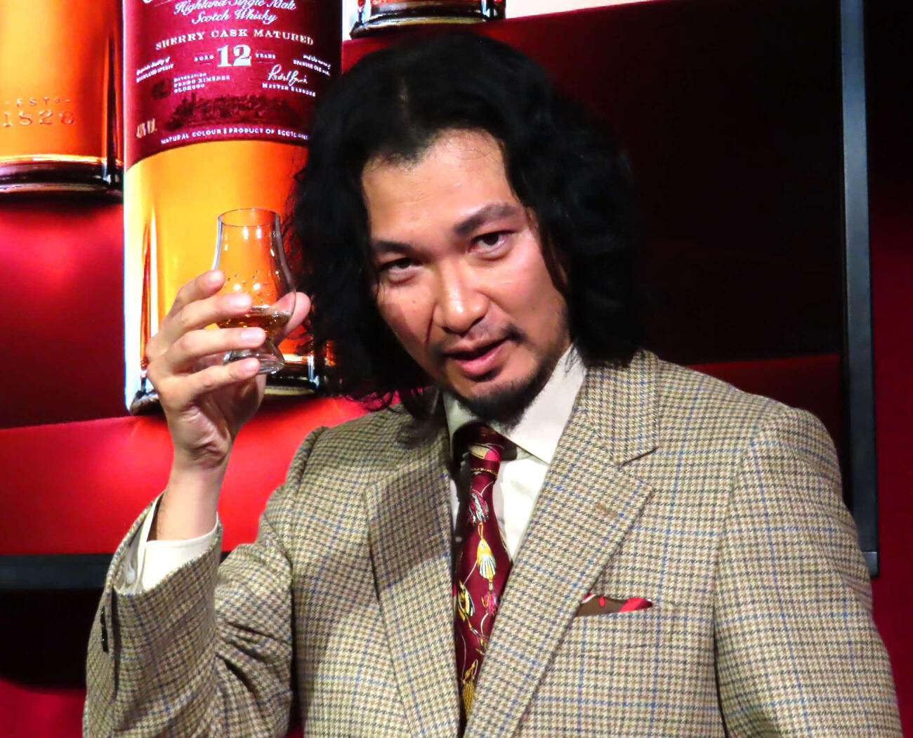 「グレンドロナック12年」を味わう青木崇高