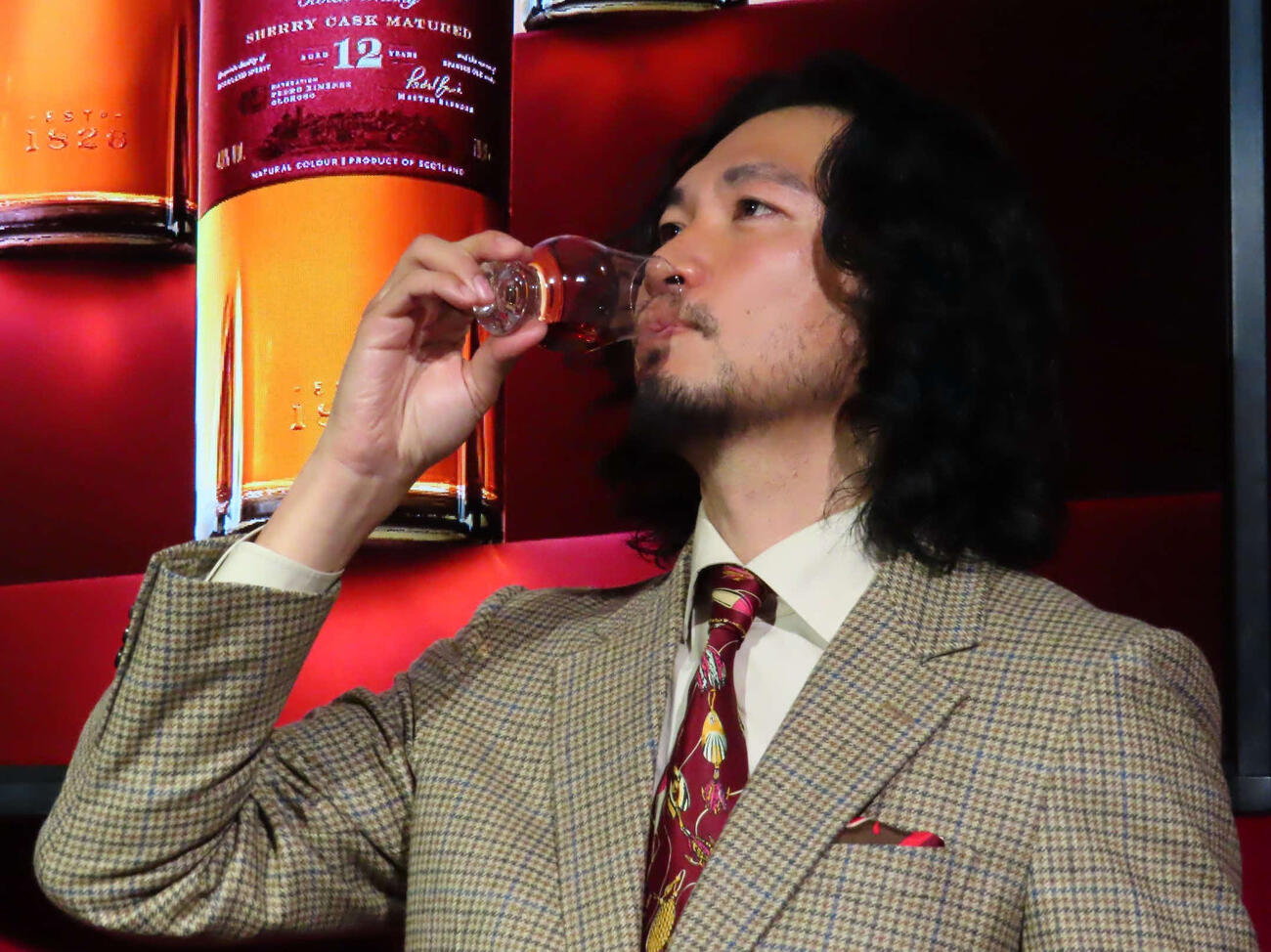 「グレンドロナック12年」を味わう青木崇高