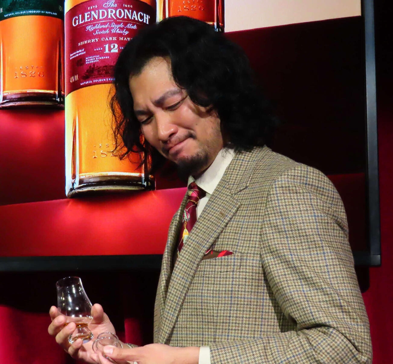 「グレンドロナック12年」を味わう青木崇高