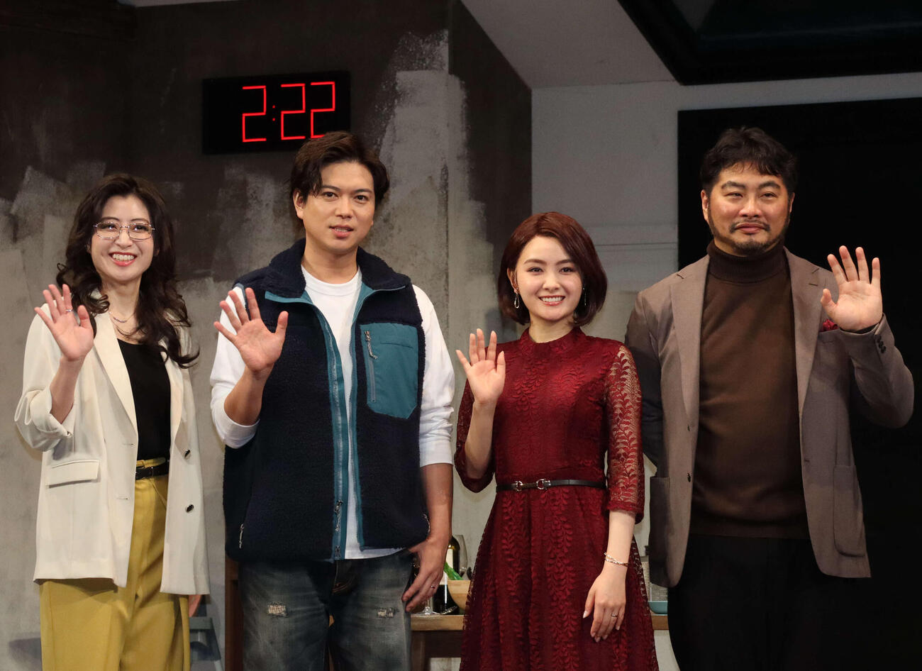 舞台「2時22分　ゴーストストーリー」に出演する、左から南沢奈央、加藤シゲアキ、葵わかな、松尾諭