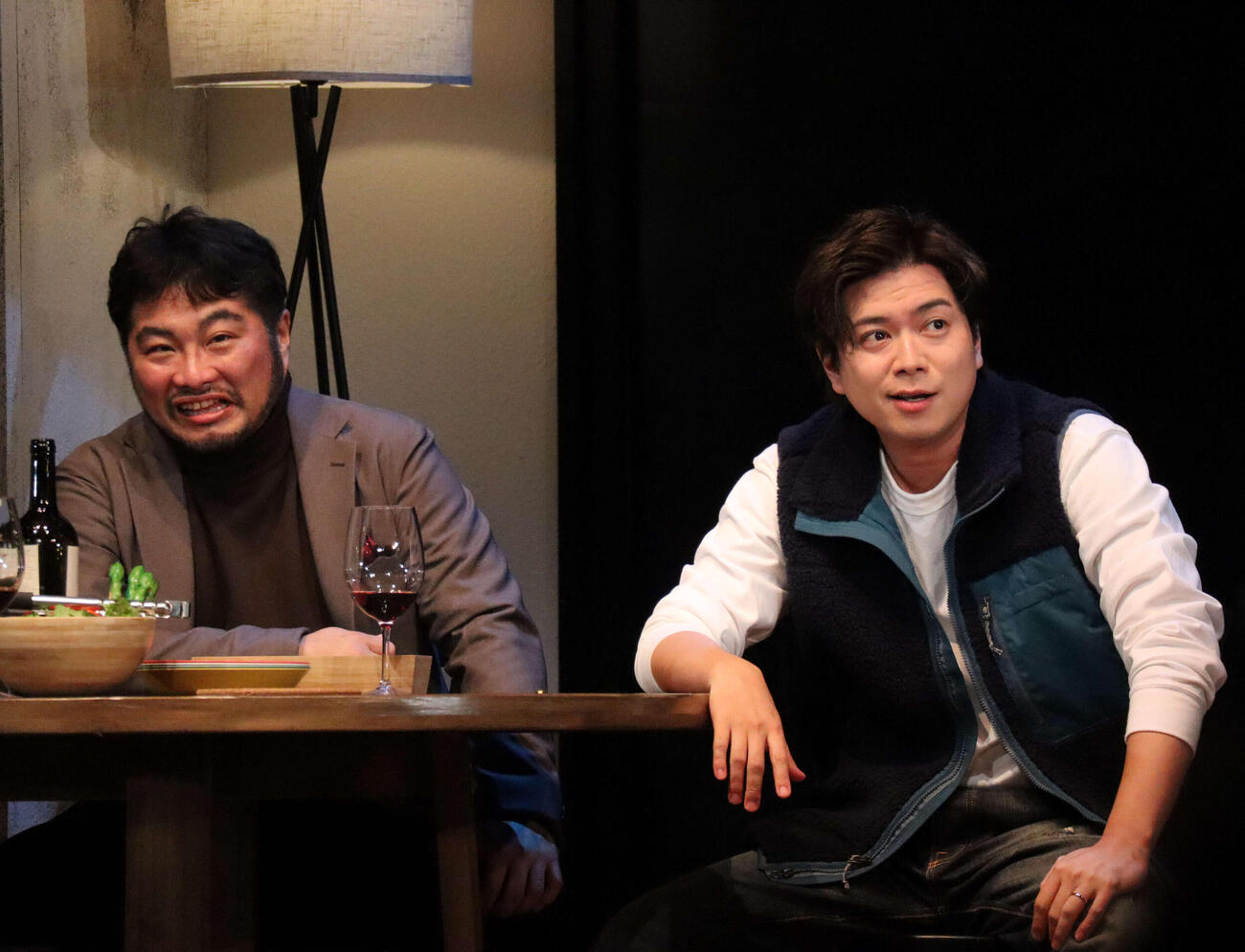 舞台「2時22分　ゴーストストーリー」の松尾諭（左）、加藤シゲアキ