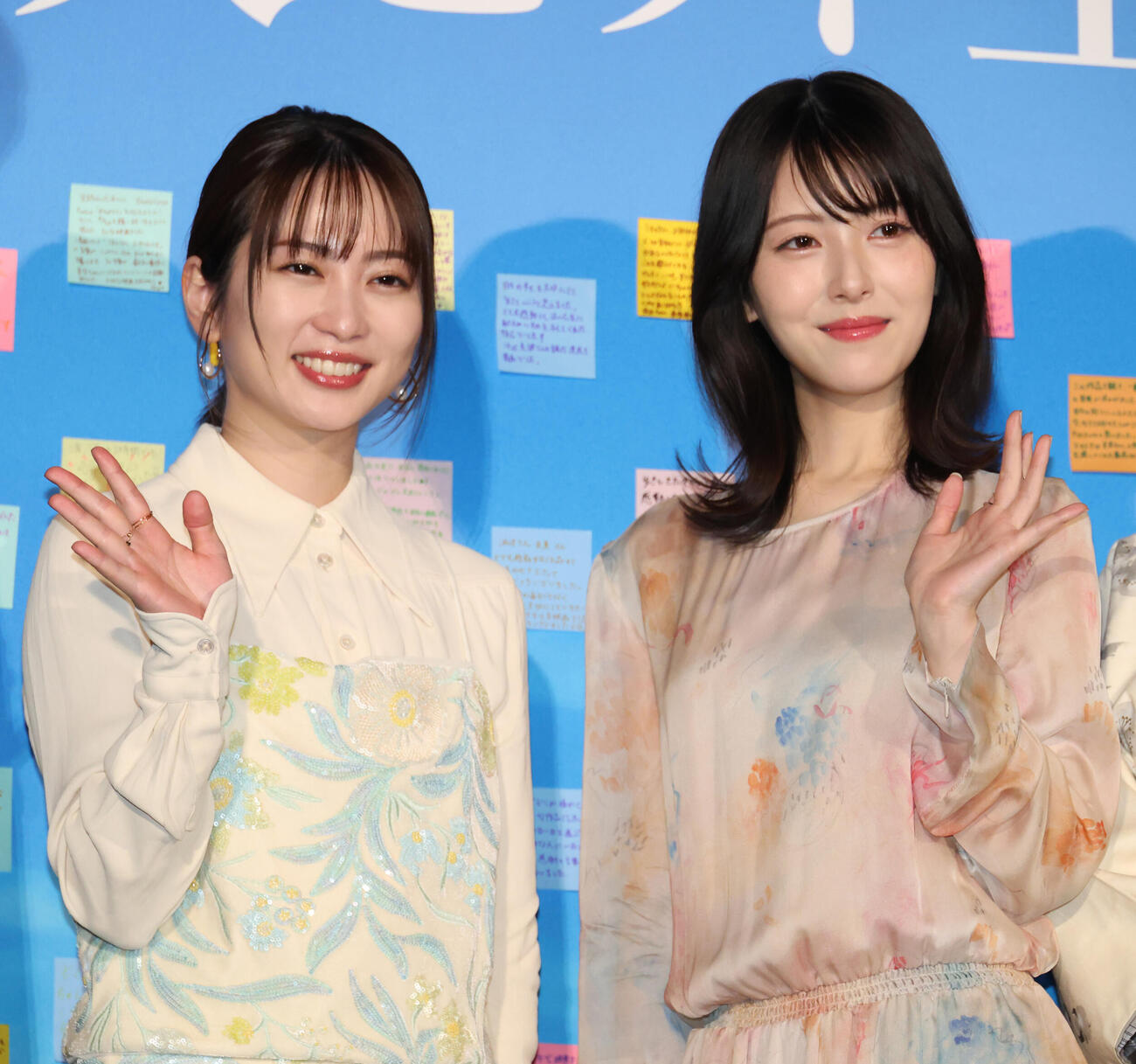 映画「ほどなく、お別れです」初日舞台あいさつを行う志田未来（左）と浜辺美波（撮影・中島郁夫）