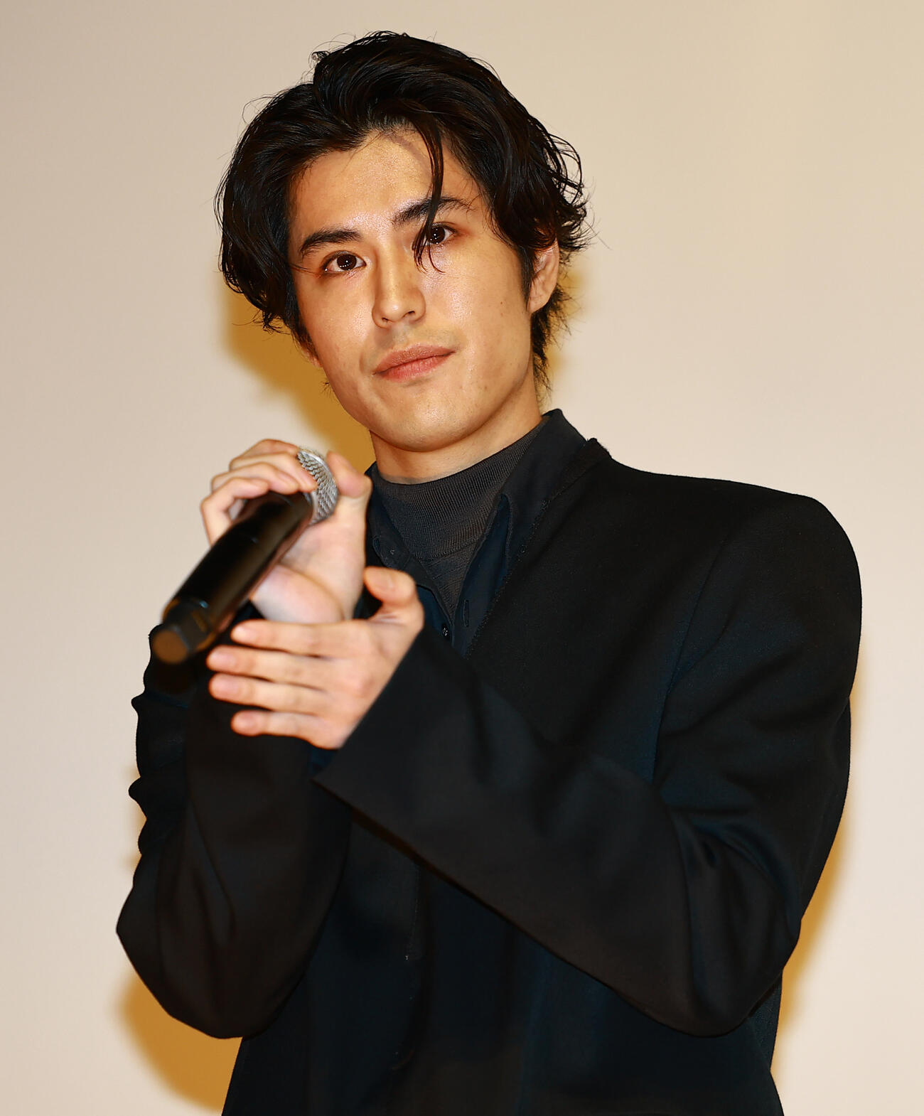 映画「たしかにあった幻」の初日舞台あいさつに登場した寛一郎（撮影・野上伸悟）