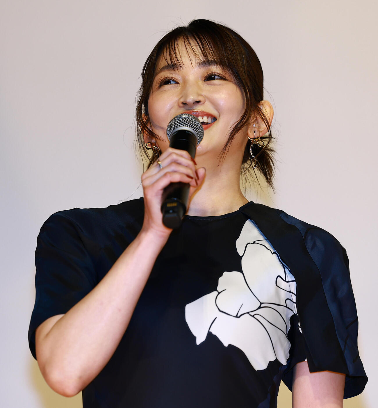 映画「たしかにあった幻」の初日舞台あいさつに登場した岡本玲（撮影・野上伸悟）