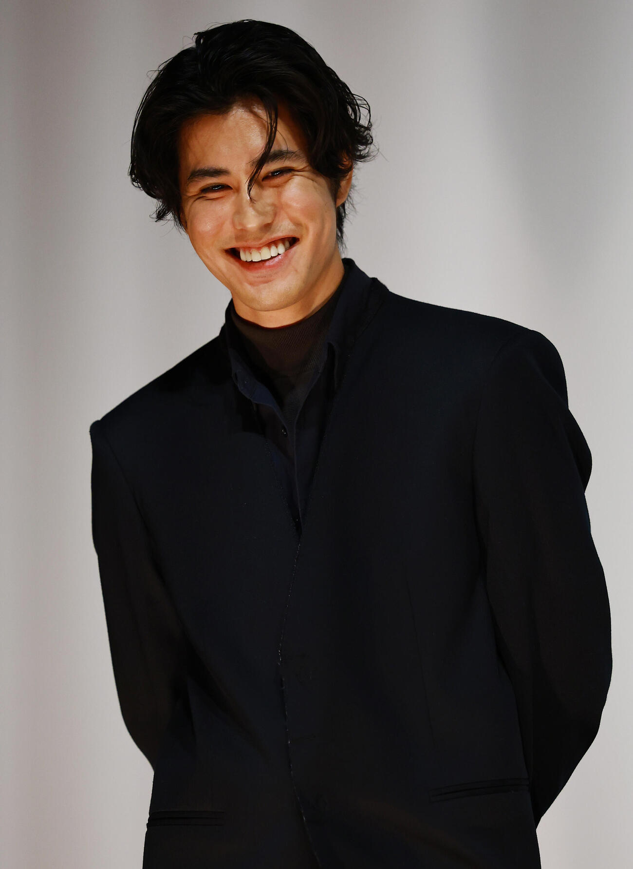 映画「たしかにあった幻」の初日舞台あいさつに登場した寛一郎（撮影・野上伸悟）
