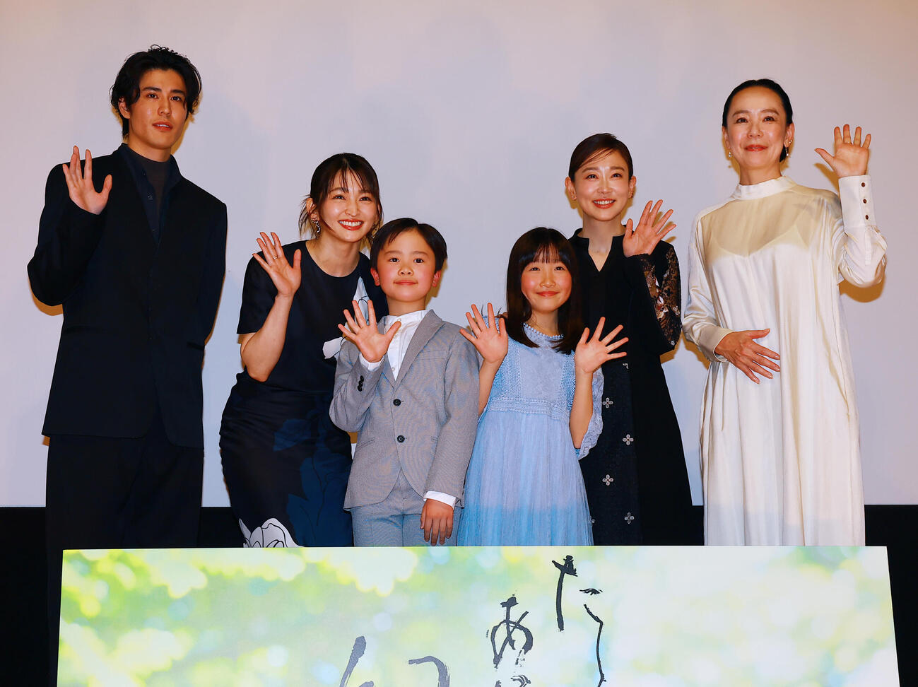 映画「たしかにあった幻」の初日舞台あいさつに登場した、左から寛一郎、岡本玲、中村旺士郎、中野翠咲、松尾翠、河瀬直美監督（撮影・野上伸悟）