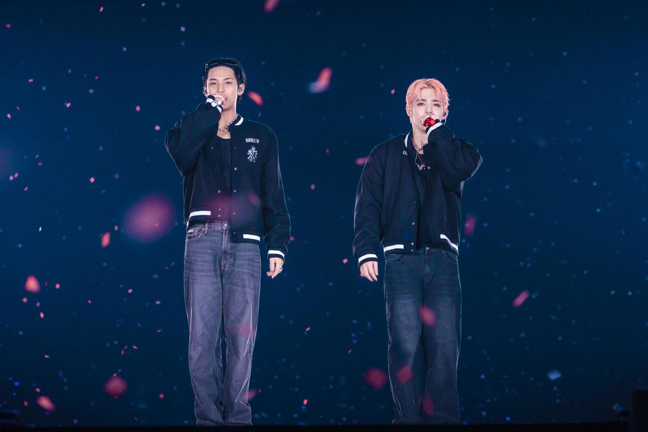 「CxM［DOUBLE UP］LIVE PARTY in JAPAN」千葉公演でパフォーマンスするMINGYU（左）とS．COUPS（（P）＆（C）PLEDIS Entertainment）