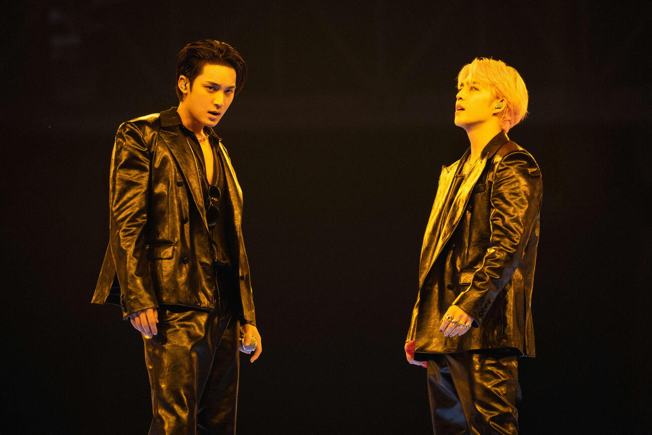 「CxM［DOUBLE UP］LIVE PARTY in JAPAN」千葉公演でパフォーマンスするMINGYU（左）とS．COUPS（（P）＆（C）PLEDIS Entertainment）