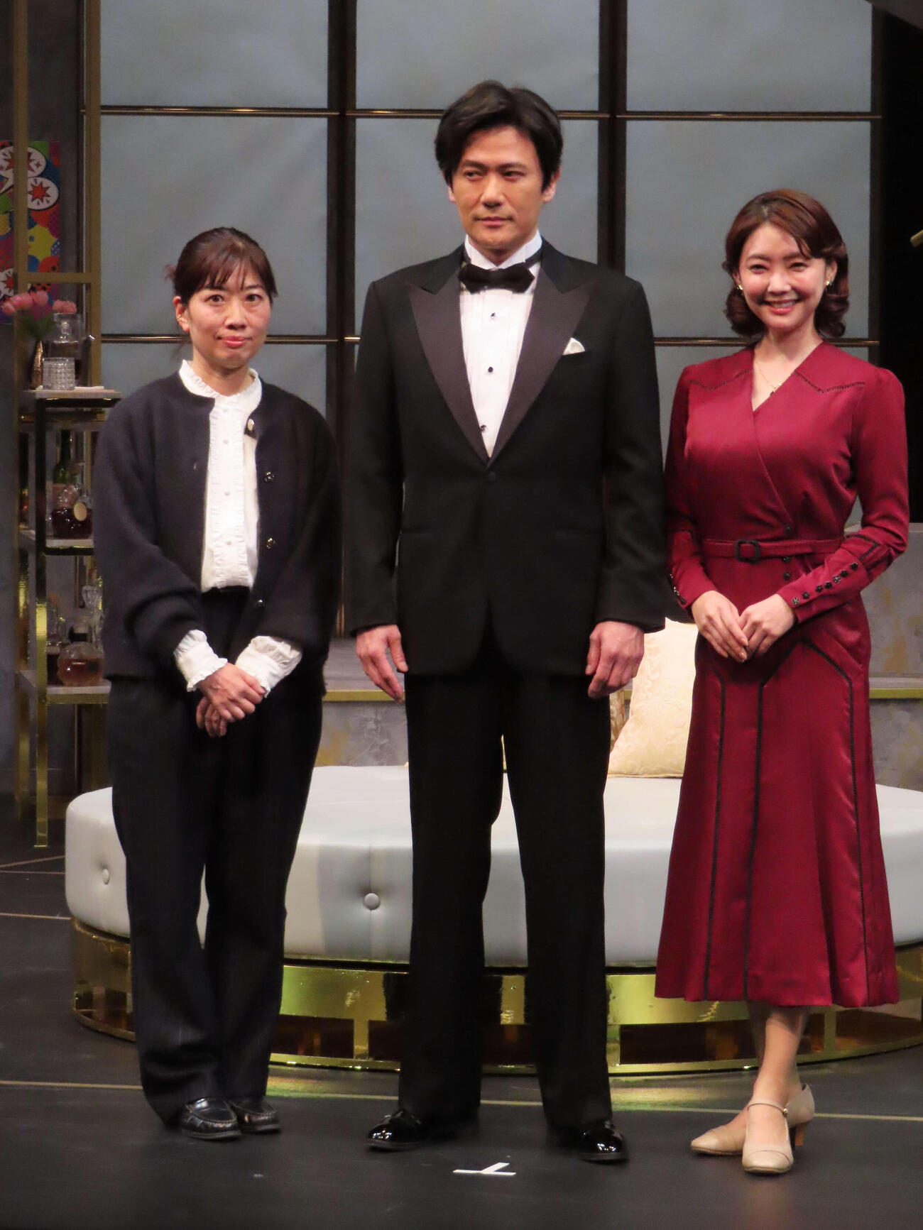 舞台「プレゼント・ラフター」の開幕前会見に臨んだ稲垣吾郎（中央）と倉科カナ（右）。左は演出の小山ゆうな氏