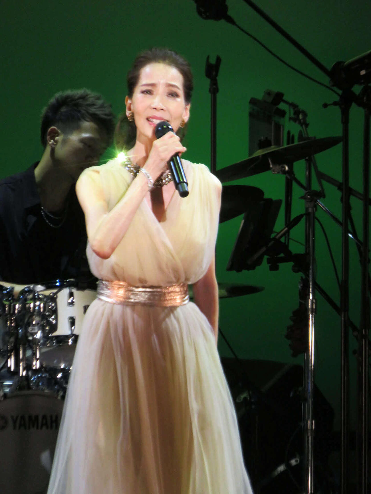 白いシックなロングドレスで、ソロデビュー曲「すずめ」を歌い上げる増田惠子