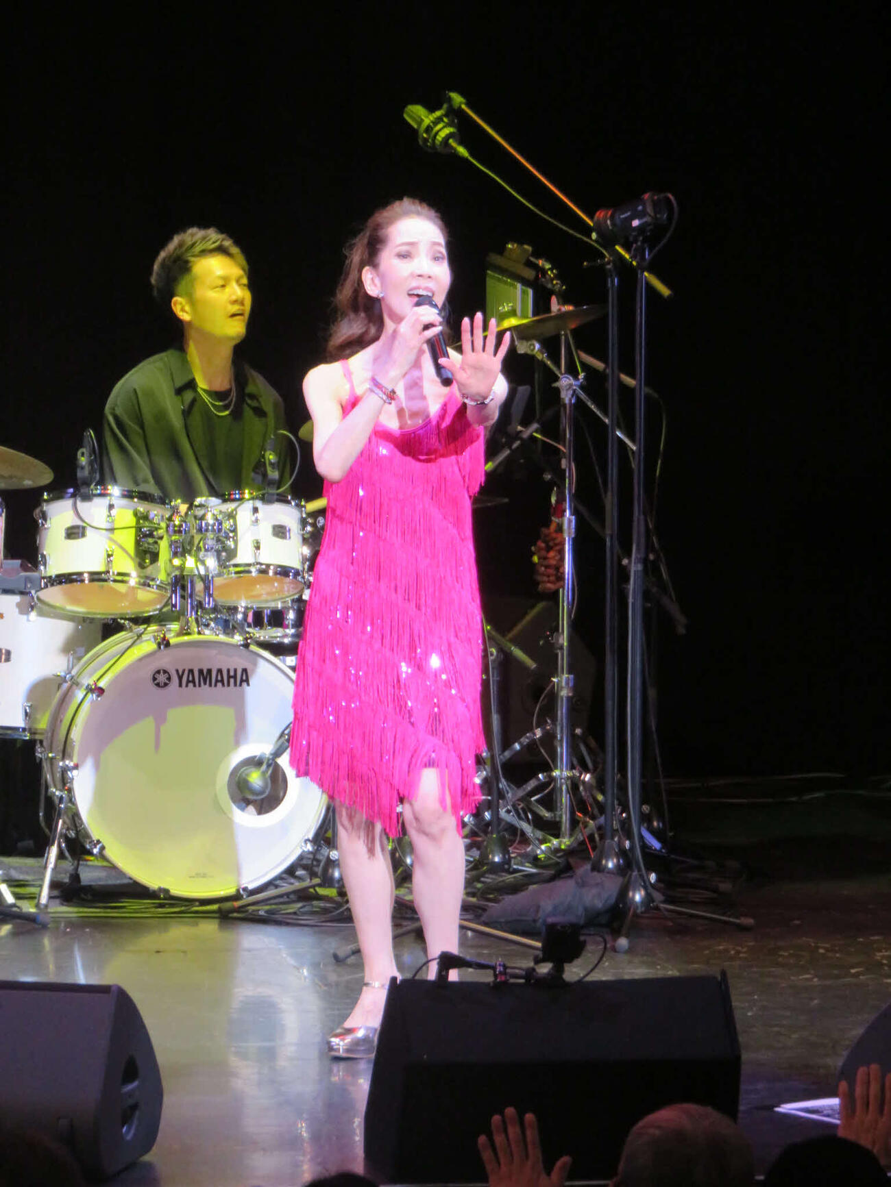 ピンクのミニドレスでピンク・レディーの曲を歌い踊る増田惠子