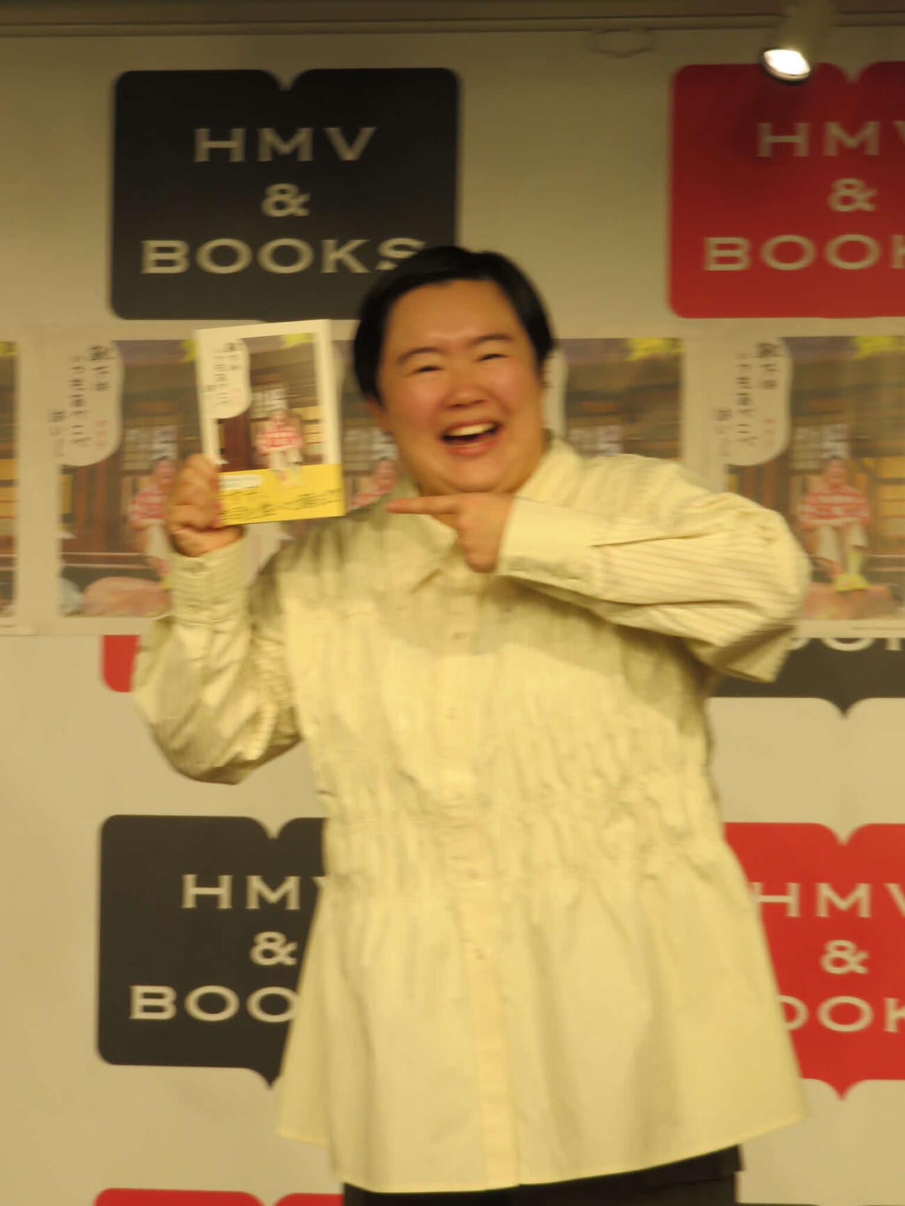 初の著書「靴下はいつもあべこべはい～」を手にするやす子