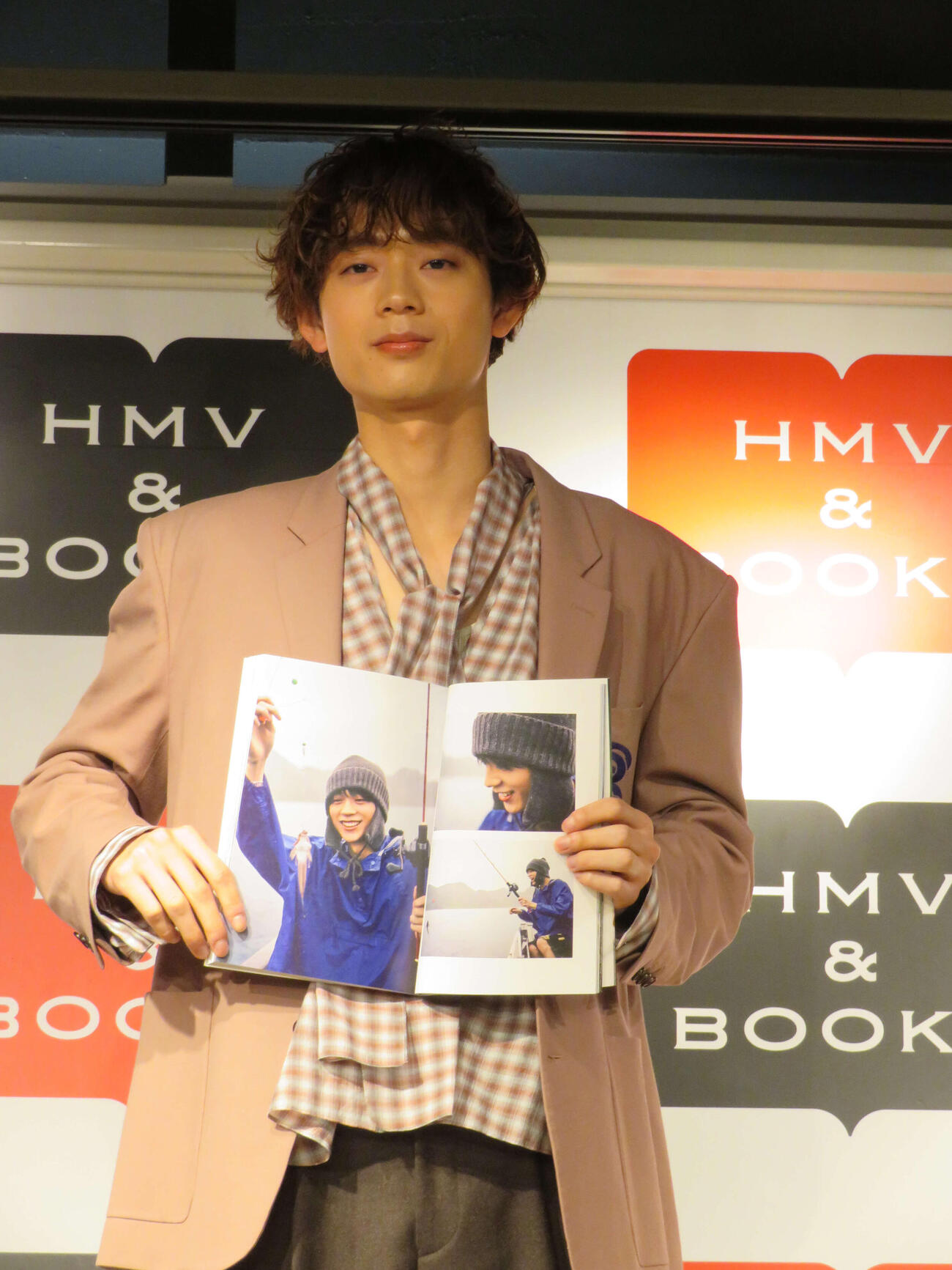 ファースト写真集「輪－ワッカ－」発売記念イベント取材会を開いた水沢林太郎（撮影・村上幸将）