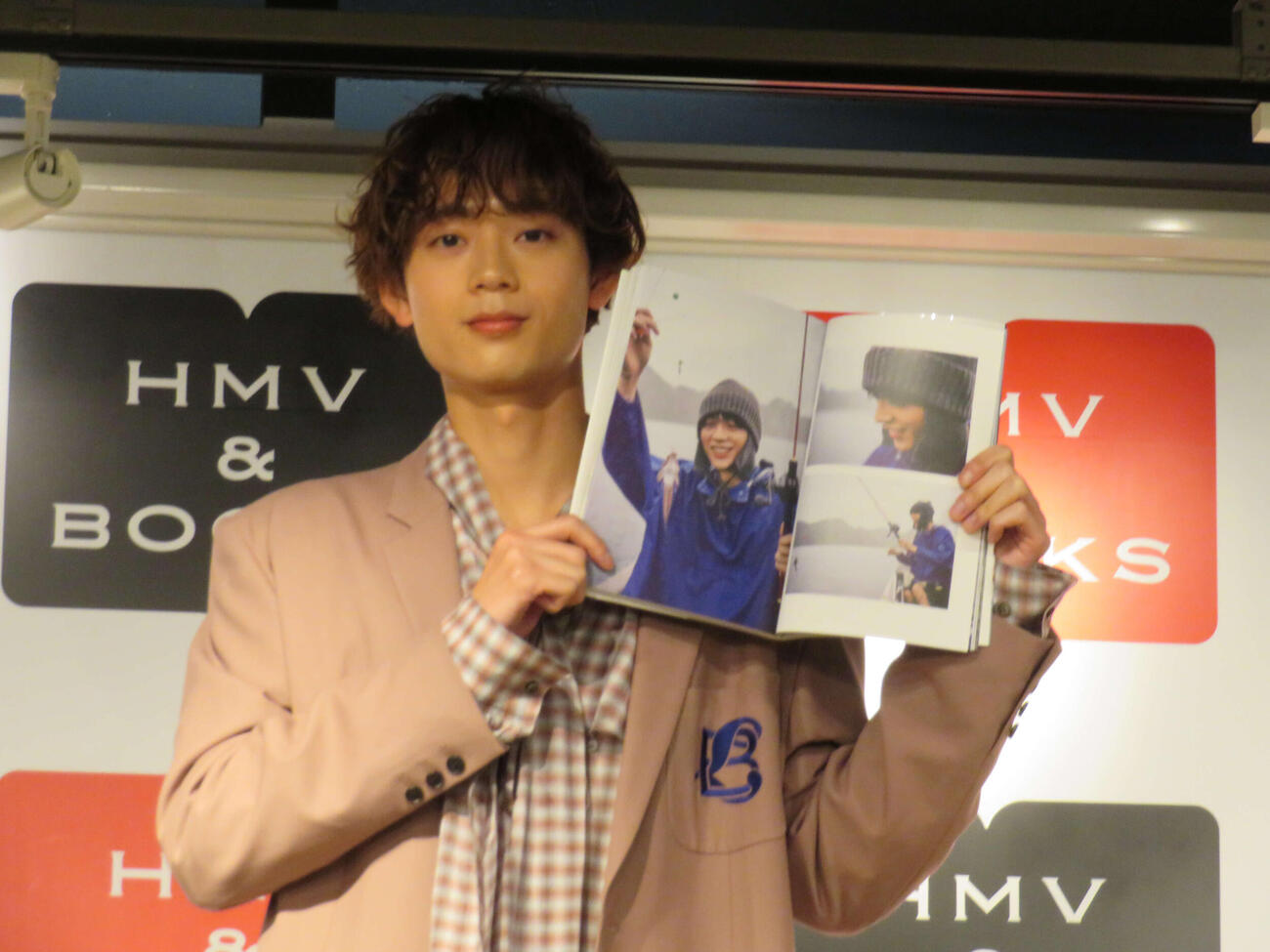 ファースト写真集「輪－ワッカ－」発売記念イベント取材会を開いた水沢林太郎（撮影・村上幸将）