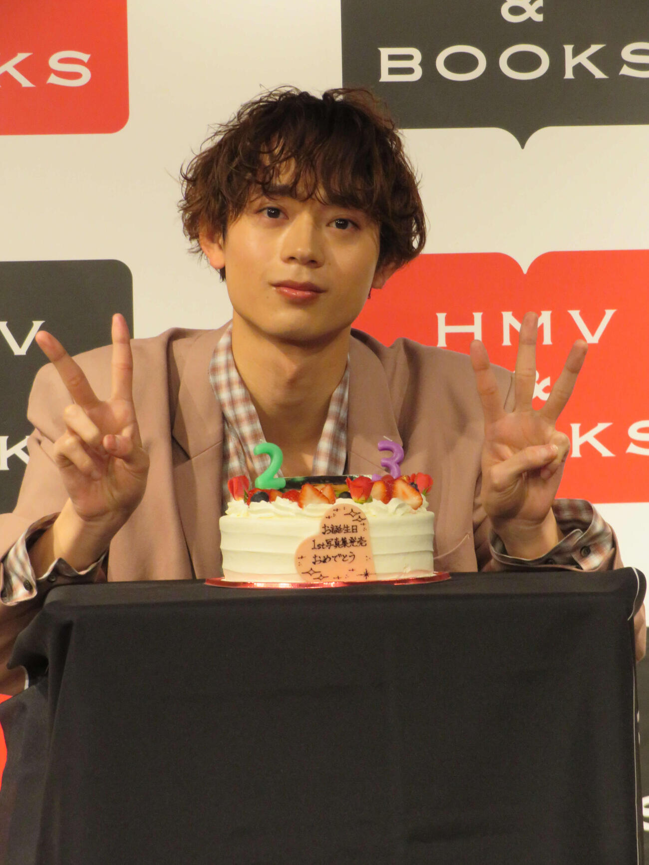 ファースト写真集「輪－ワッカ－」発売記念イベント取材会で、サプライズでバースデーケーキを贈られた水沢林太郎（撮影・村上幸将）