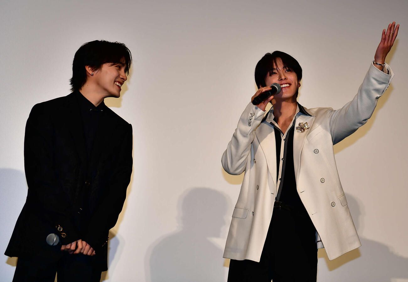 「JO1DER SHOW 2025　“WHEREVER WE ARE”IN TOKYO DOME－LIVE FILM」公開記念舞台あいさつであいさつするJO1の河野純喜（右）。左は川西拓実（撮影・松尾幸之介）