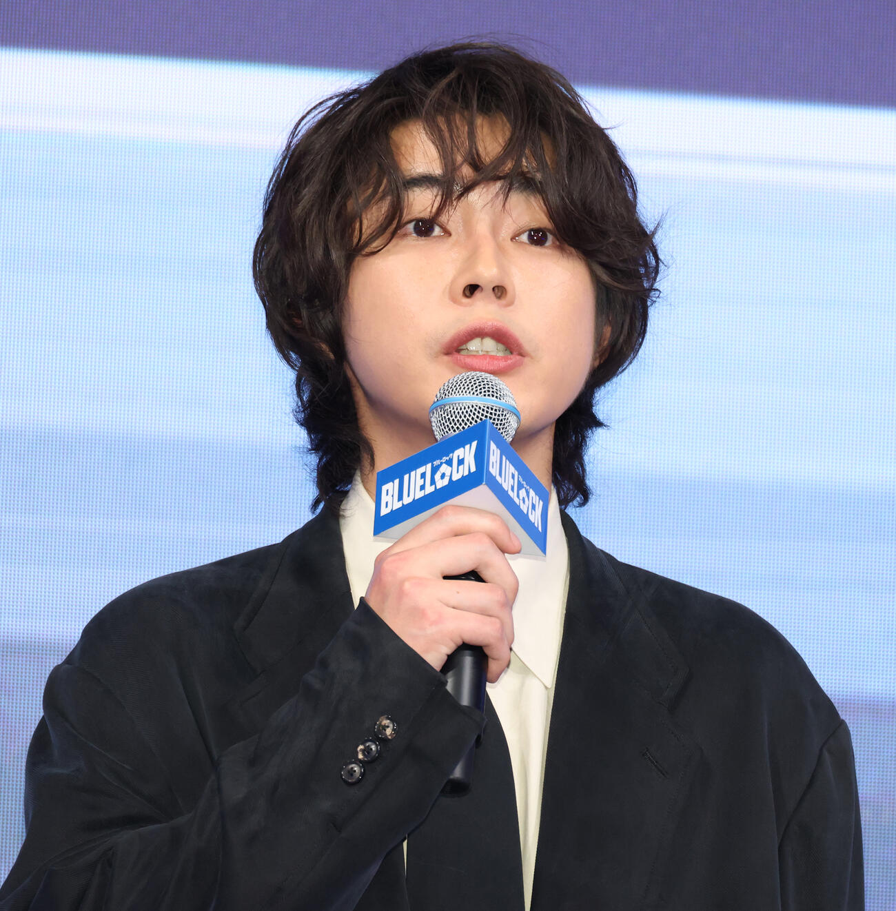 映画「ブルーロック」製作報告会を行う倉悠貴（撮影・中島郁夫）