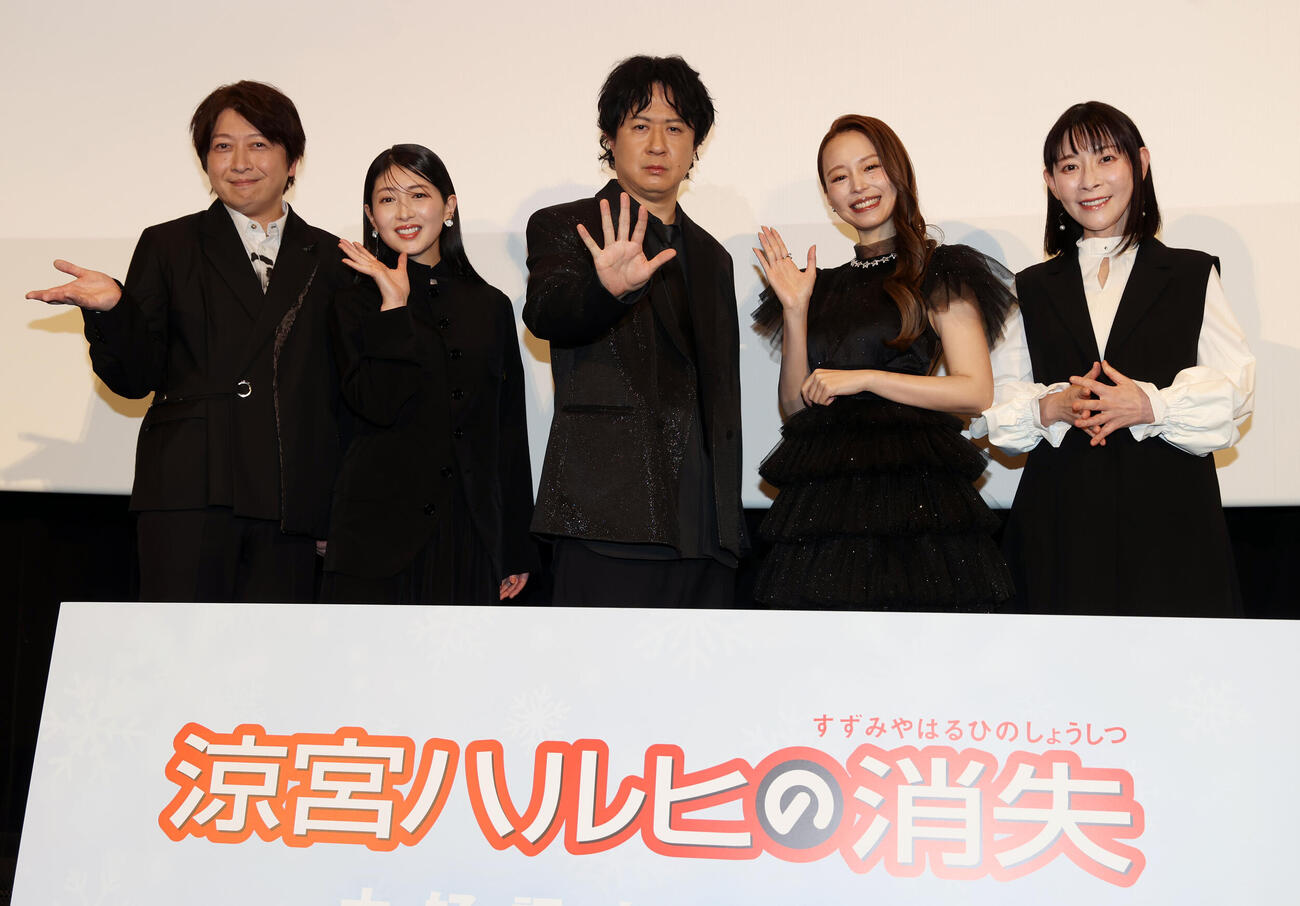 劇場版「涼宮ハルヒの消失」舞台あいさつする、左から小野大輔、茅原実里、杉田智和、平野綾、後藤邑子（撮影・柴田隆二）