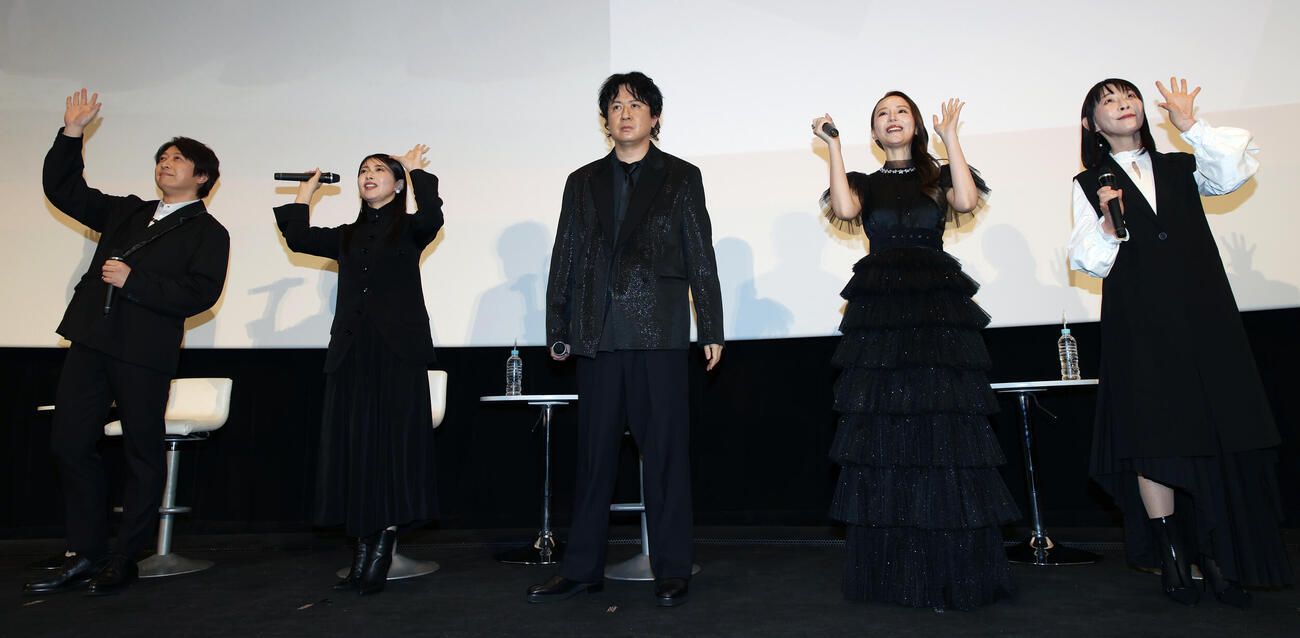 劇場版「涼宮ハルヒの消失」舞台あいさつする、左から小野大輔、茅原実里、杉田智和、平野綾、後藤邑子（撮影・柴田隆二）