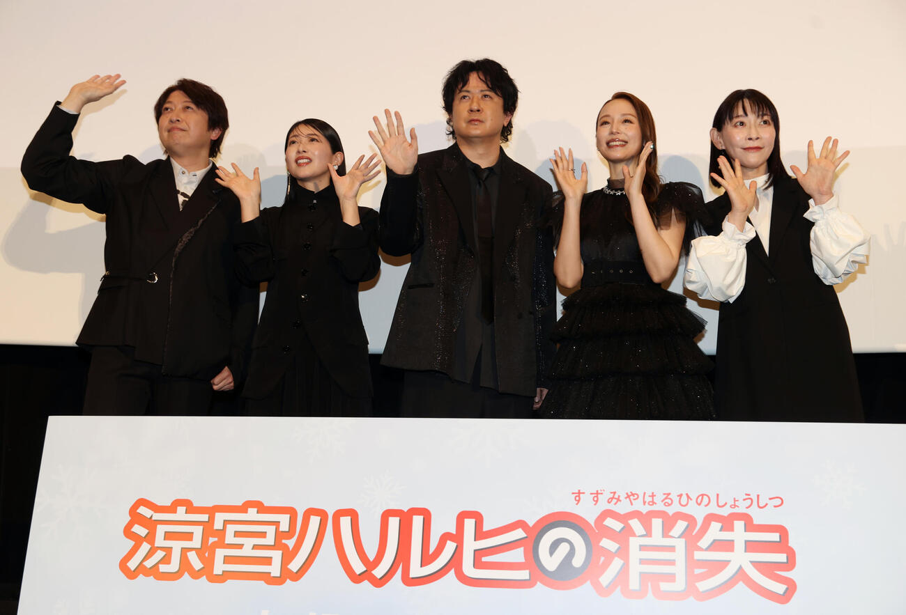 劇場版「涼宮ハルヒの消失」舞台あいさつする、左から小野大輔、茅原実里、杉田智和、平野綾、後藤邑子（撮影・柴田隆二）