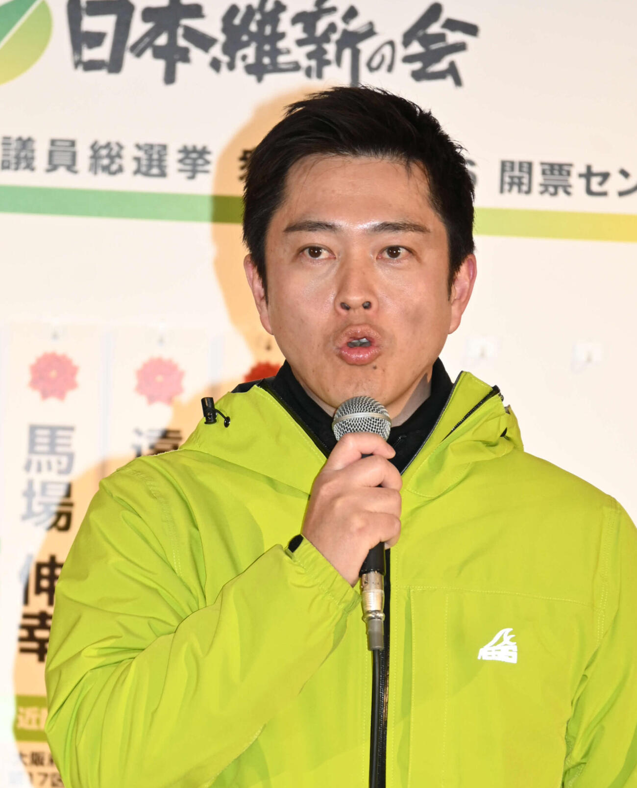 大阪市内の維新開票センターで会見した吉村洋文代表（撮影・松浦隆司）