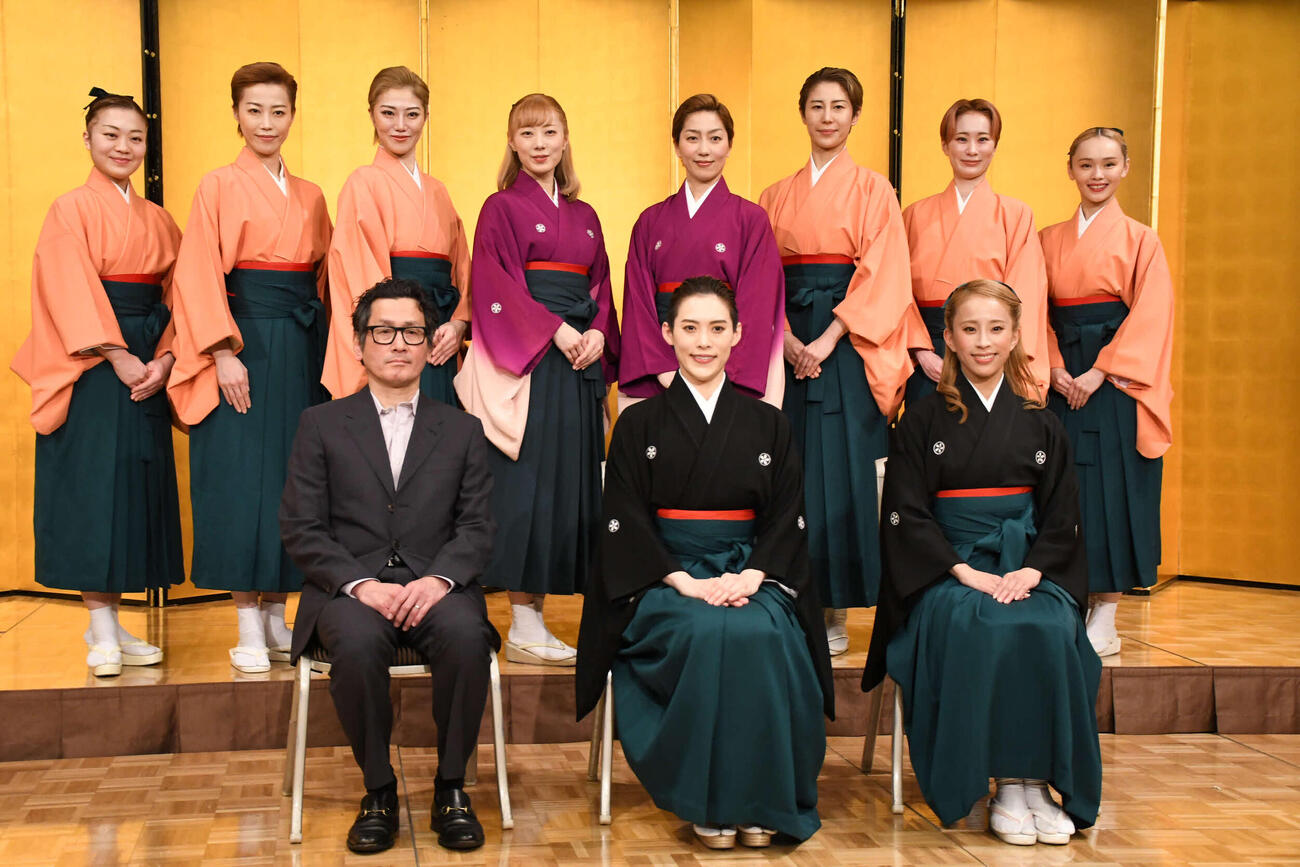 「レビュー春のおどり」への意気込みを語ったOSK日本歌劇団の翼和希（前列左から2人目）と千咲えみ（同3人目）（撮影・阪口孝志）