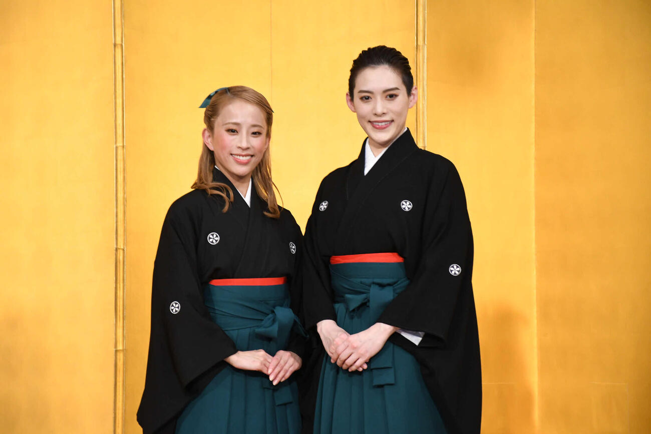 「レビュー春のおどり」への意気込みを語ったOSK日本歌劇団の翼和希（右）と千咲えみ（撮影・阪口孝志）