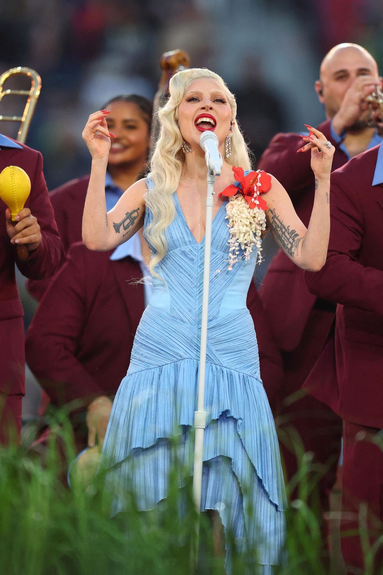 ハーフタイムショーで熱唱するレディー・ガガ（Imagn Images＝ロイター）