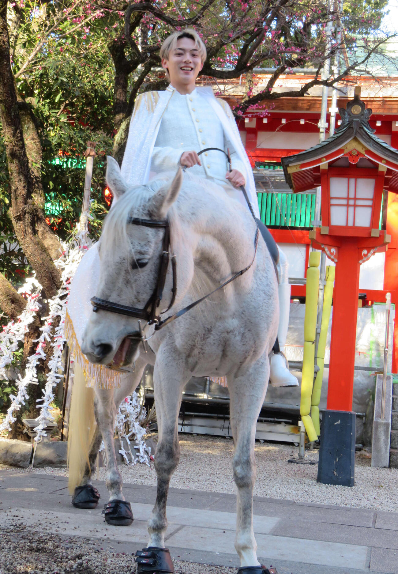 杉並区の馬橋稲荷神社で新曲「ロンリー・ジェネレーション」のヒット祈願を行った辰巳ゆうと