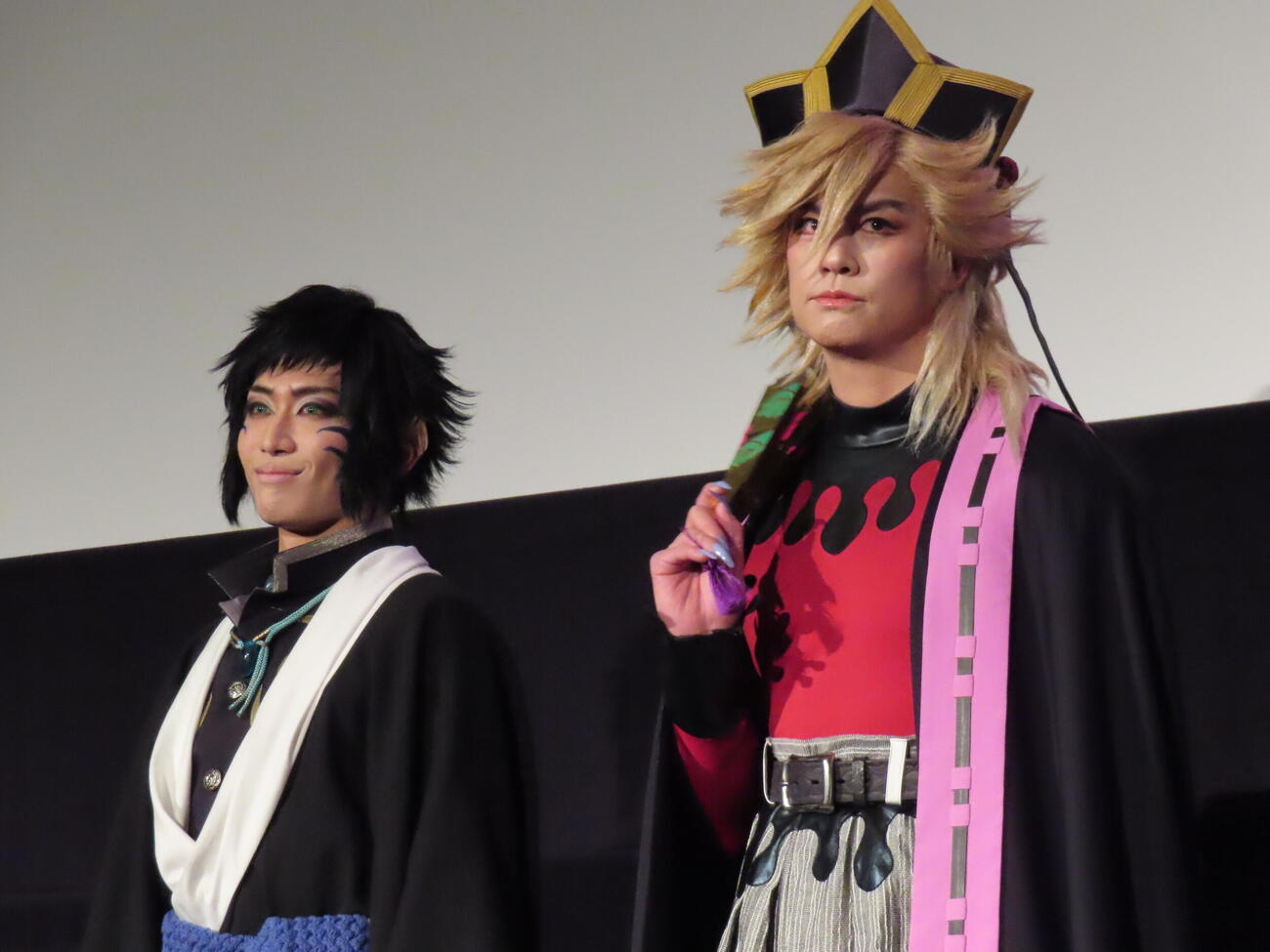 舞台「『鬼滅の刃』其ノ陸　柱稽古・無限城　突入」の新情報発表会に登壇した浦井健治（右）と一色洋平