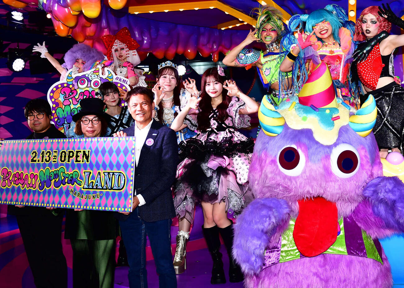 「KAWAII MONSTAR LAND－HARAJUKU－」オープニングセレモニーに出席したFRUITS ZIPPER真中まな（2列目左から2人目）、CANDY TUNE福山梨乃（同左端）村川緋杏（同左から3人目）。最前列左からアソビシステム中川悠介社長、増田セバスチャン氏、GENDA GiGO Entertainment二宮一浩社長（撮影・松尾幸之介）