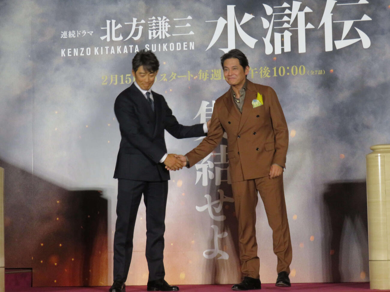 「北方謙三　水滸伝」ジャパンプレミアで握手する反町隆史（左）と織田裕二（撮影・村上幸将）