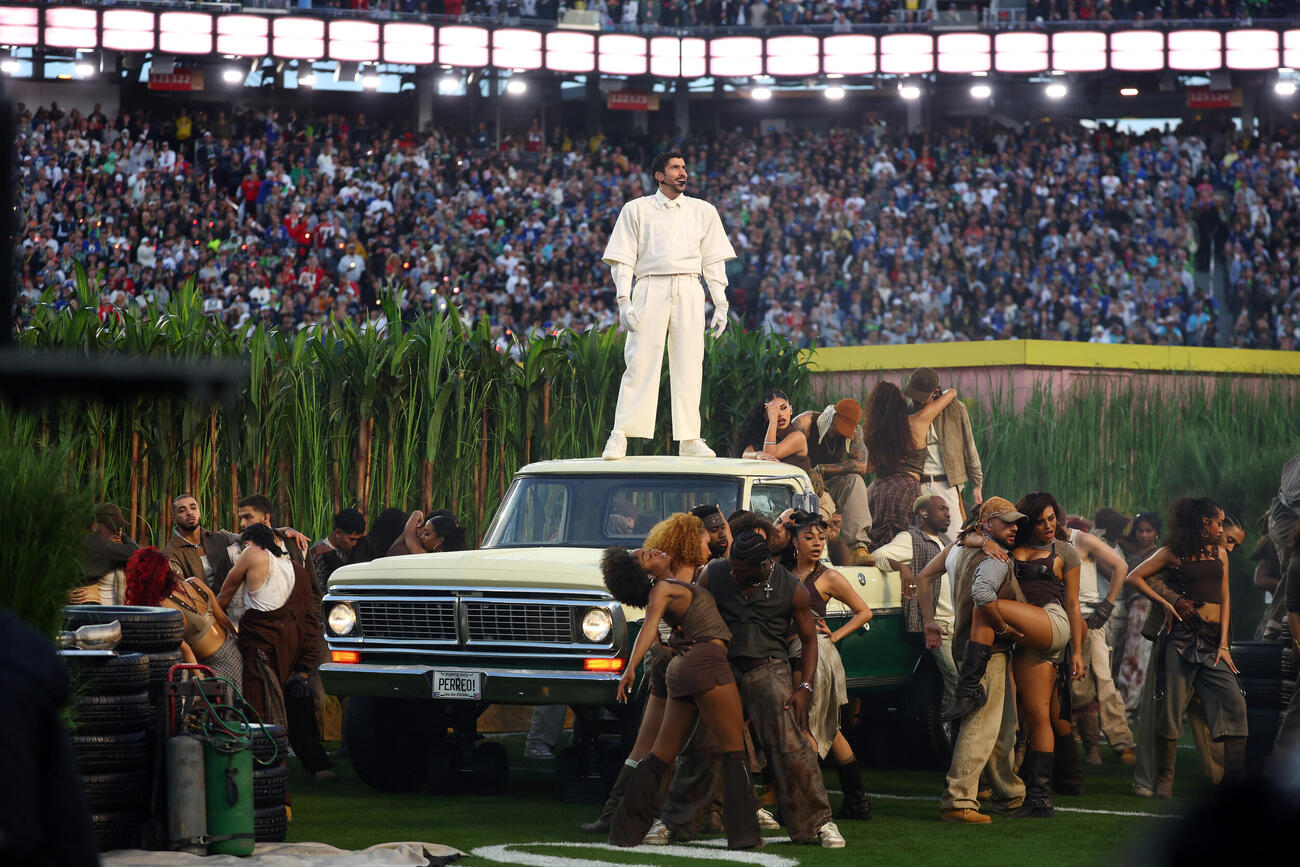ハーフタームショーでグラウンドに設置された車の屋根に上るバッド・バニー（Imagn Images＝ロイター）