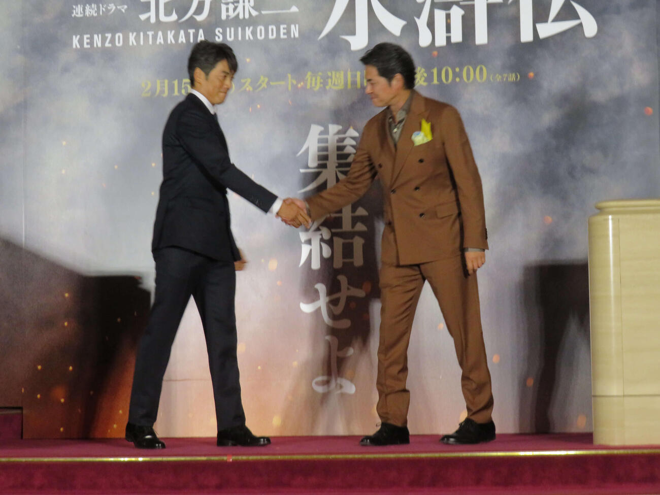 「北方謙三　水滸伝」ジャパンプレミアで握手する反町隆史（左）と織田裕二（撮影・村上幸将）