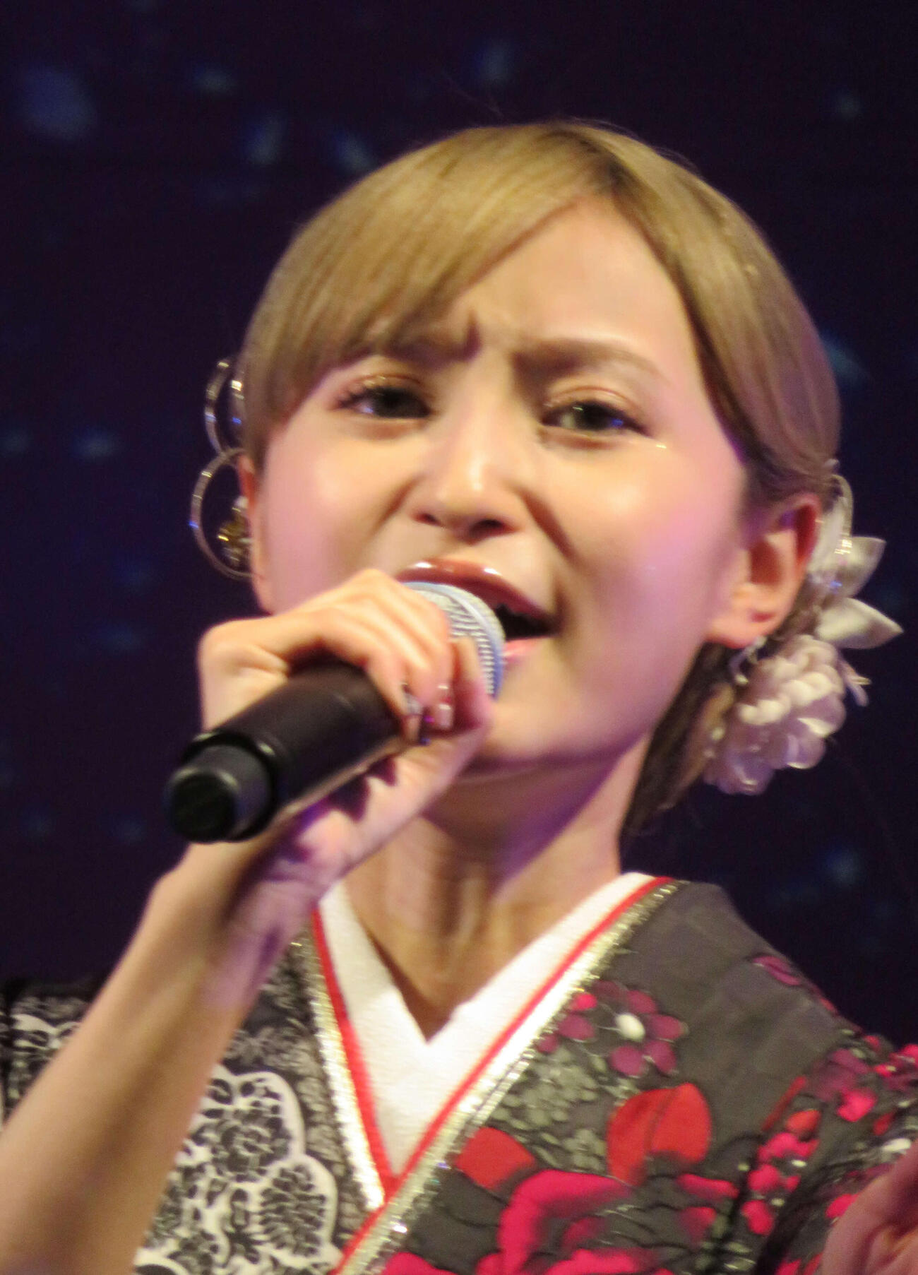 デヴィ夫人のチャリティパーティーで歌唱する望月琉叶