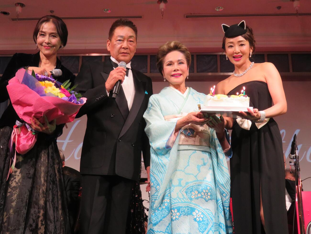 デヴィ夫人（左から3人目）の誕生日を祝った、左から杉本彩、錦野旦、1人おいて神田うの