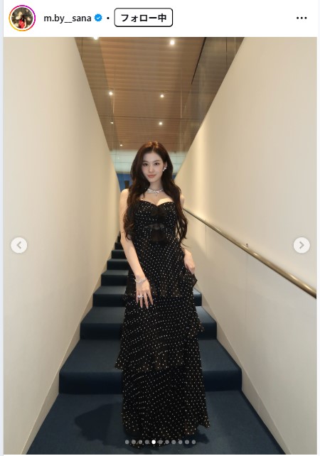 TWICEサナ「大人の色気」胸元大胆露出の黒ロングドレス＆リボン
