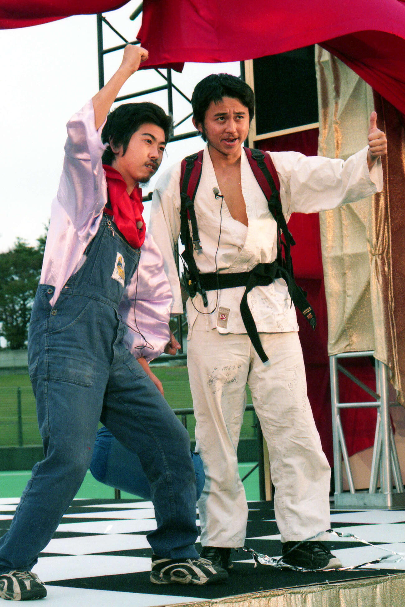 猿岩石の有吉弘行（右）と森脇和成（1996年撮影）