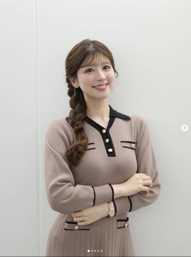 「こぼれ落ちそう」なワンピ姿（小林李衣奈のインスタグラムから）