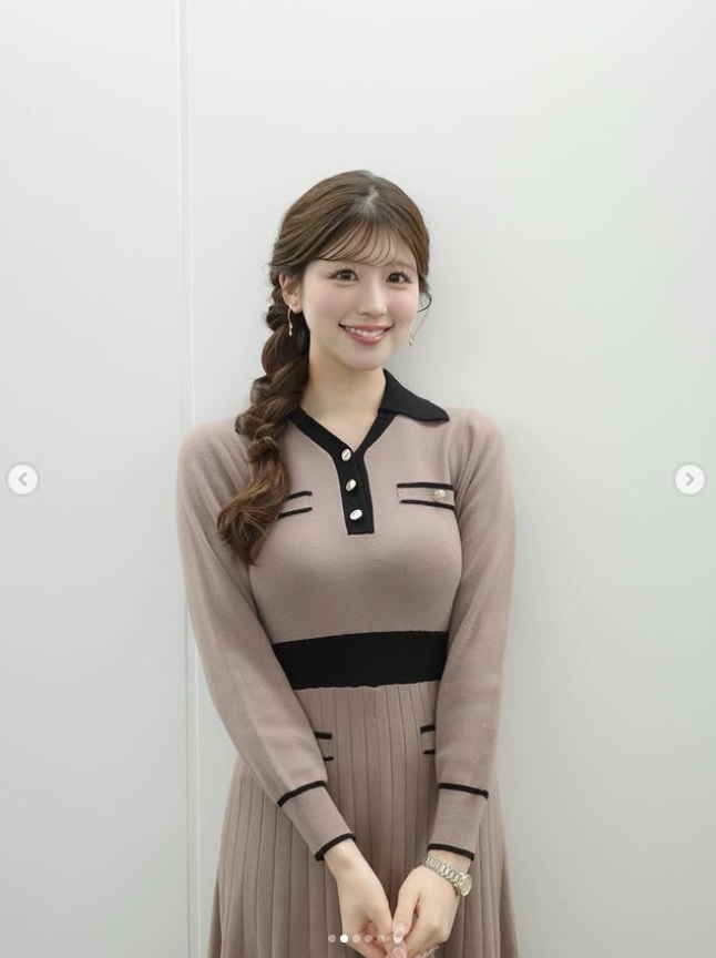「こぼれ落ちそう」なワンピ姿（小林李衣奈のインスタグラムから）