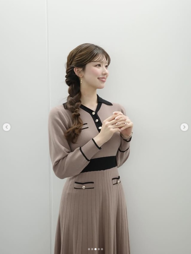 「こぼれ落ちそう」なワンピ姿（小林李衣奈のインスタグラムから）