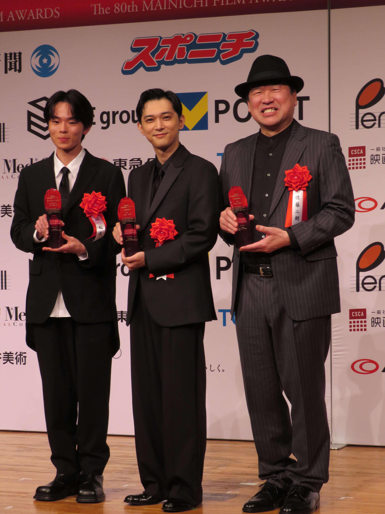 毎日映画コンクール贈呈式に登壇した、左から林裕太、吉沢亮、佐藤二朗（撮影・村上幸将）