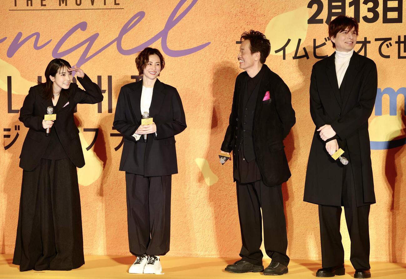 ステージでトークする、左から松本穂香、米倉涼子、遠藤憲一、城田優（撮影・河田真司）