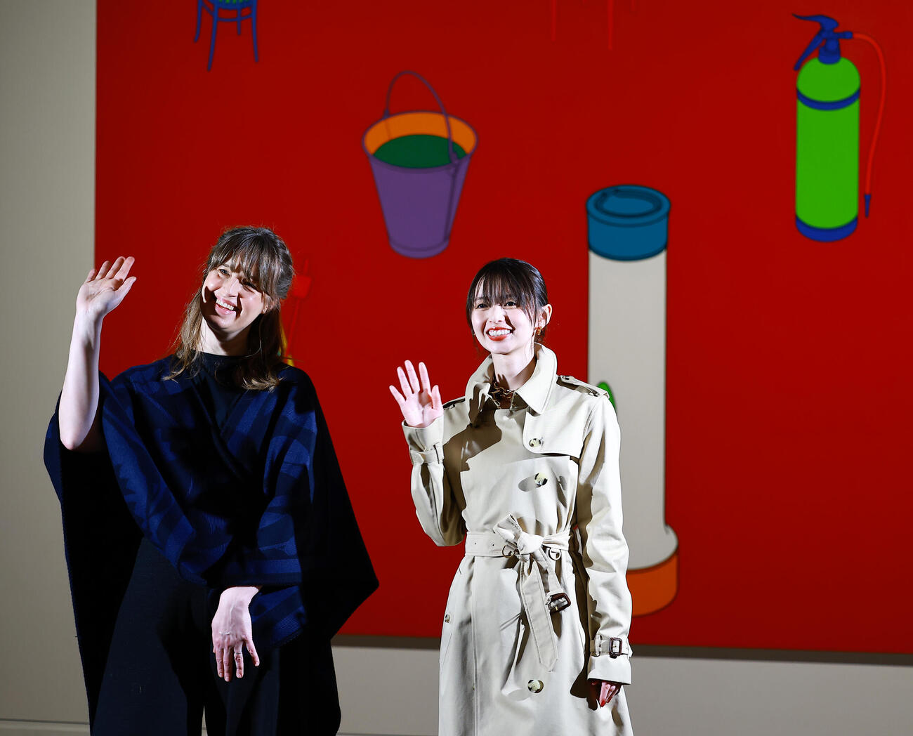 国立新美術館「テート美術館－YBA＆BEYOND　世界を変えた90s英国アート」の会見に登場したアンバサダーの齋藤飛鳥。左はテート・ブリテン現代美術部門キュレーターのヘレン・リトル氏（撮影・野上伸悟）