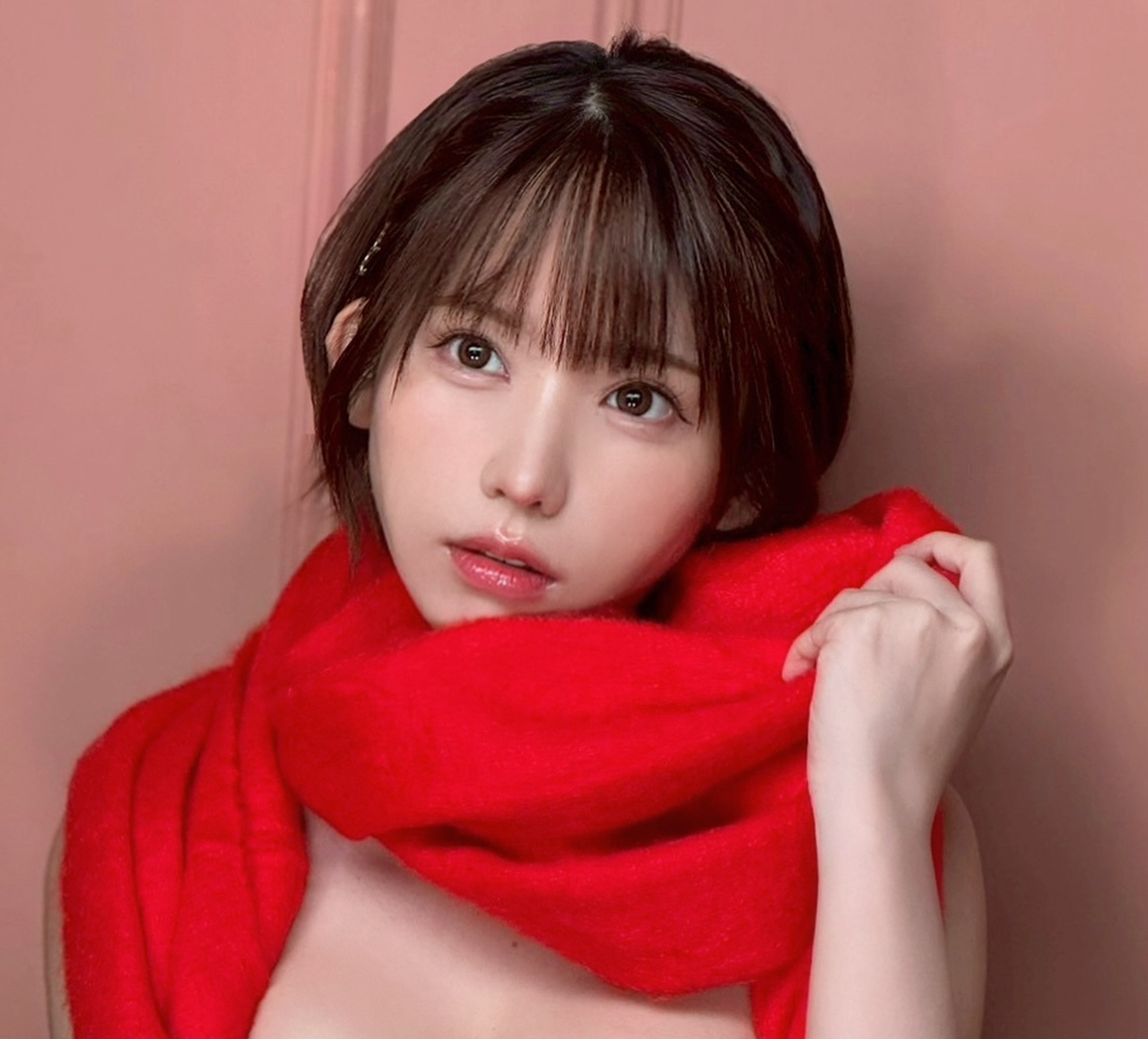 えなこの「バレンタイングラビア」（えなこのインスタグラムから）