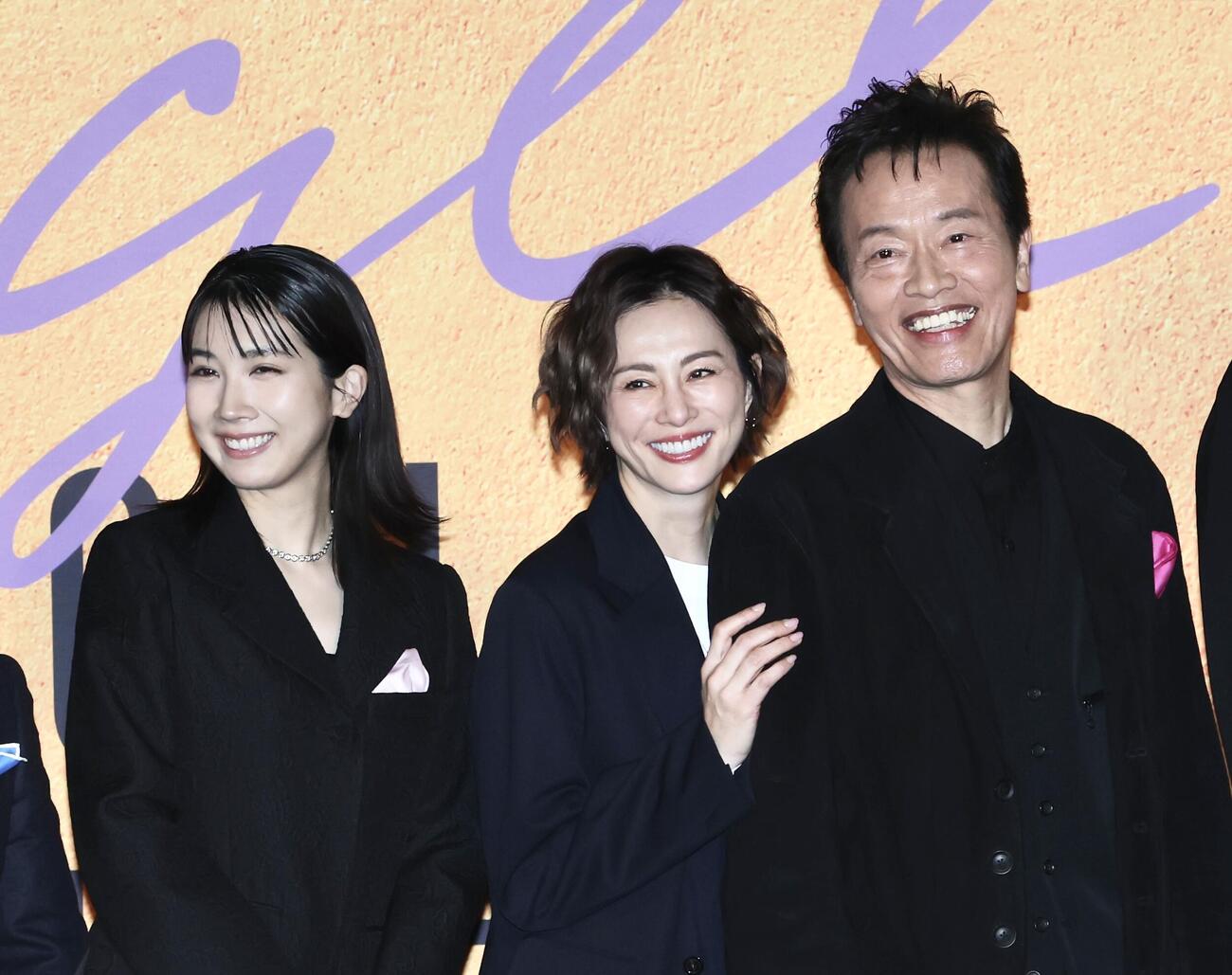 笑顔で写真に納まる米倉涼子（中央）。左は松本穂香、右は遠藤憲一（撮影・河田真司）